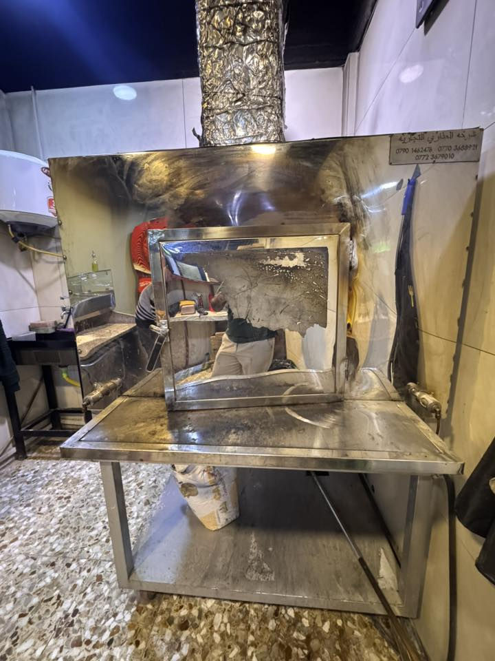 السلام عليكم يتوفر فرن حجر للبيع استخدام قليل تصميم شركة العذاري بسعر مناسب للتواصل ***********
