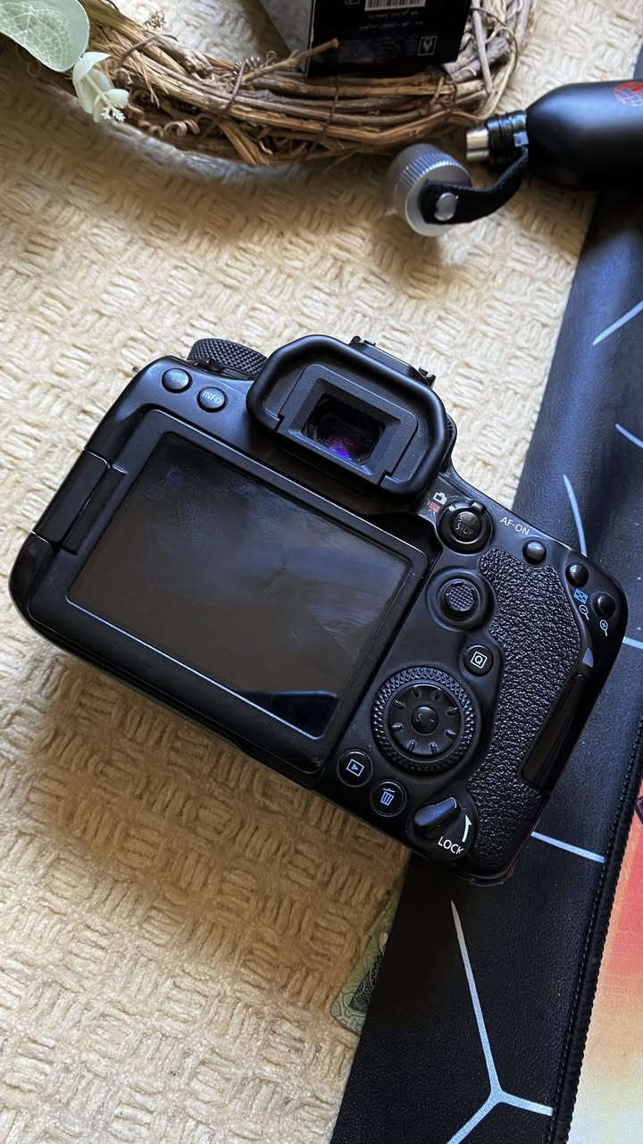 كانون 90D  بيع او مراوس بسوني او نيكون
تُعتبر كاميرا Canon EOS 90D "الوحش" الأخير في فئة الكاميرات ذات المرآة (DSLR) بمستشعر APS-C من كانون. هي كاميرا مثالية لمن يبحث عن أداء قوي يجمع بين التصوير الفوتوغرافي وتصوير الفيديو باحترافية.

إليك مراجعة سريعة لأهم مميزاتها وعيوبها لتعرف ما إذا كانت لا تزال تستحق الاقتناء في 2026:

المواصفات التقنية الرئيسية

• المستشعر: بدقة 32.5 ميجابكسل (دقة عالية جداً تسمح لك بقص الصور دون فقدان الجودة).

• المعالج: DIGIC 8.

• سرعة الالتقاط: تصل إلى 10 إطارات في الثانية (ممتازة لتصوير الرياضة والحياة البرية).

• الفيديو: تصوير 4K بدون "قص" (Uncropped) وبسرعة 30 إطاراً، مع إمكانية تصوير Slow Motion بدقة Full HD بسرعة 120 إطاراً.

• نظام التركيز: نظام Dual Pixel CMOS AF الأسطوري من كانون (سريع جداً وسلس في الفيديو


**إذا كنت صاحب هذا الإعلان وتريد حذفه لأي سبب، رجاءا أرسل رسالة إلى الدعم الفني**