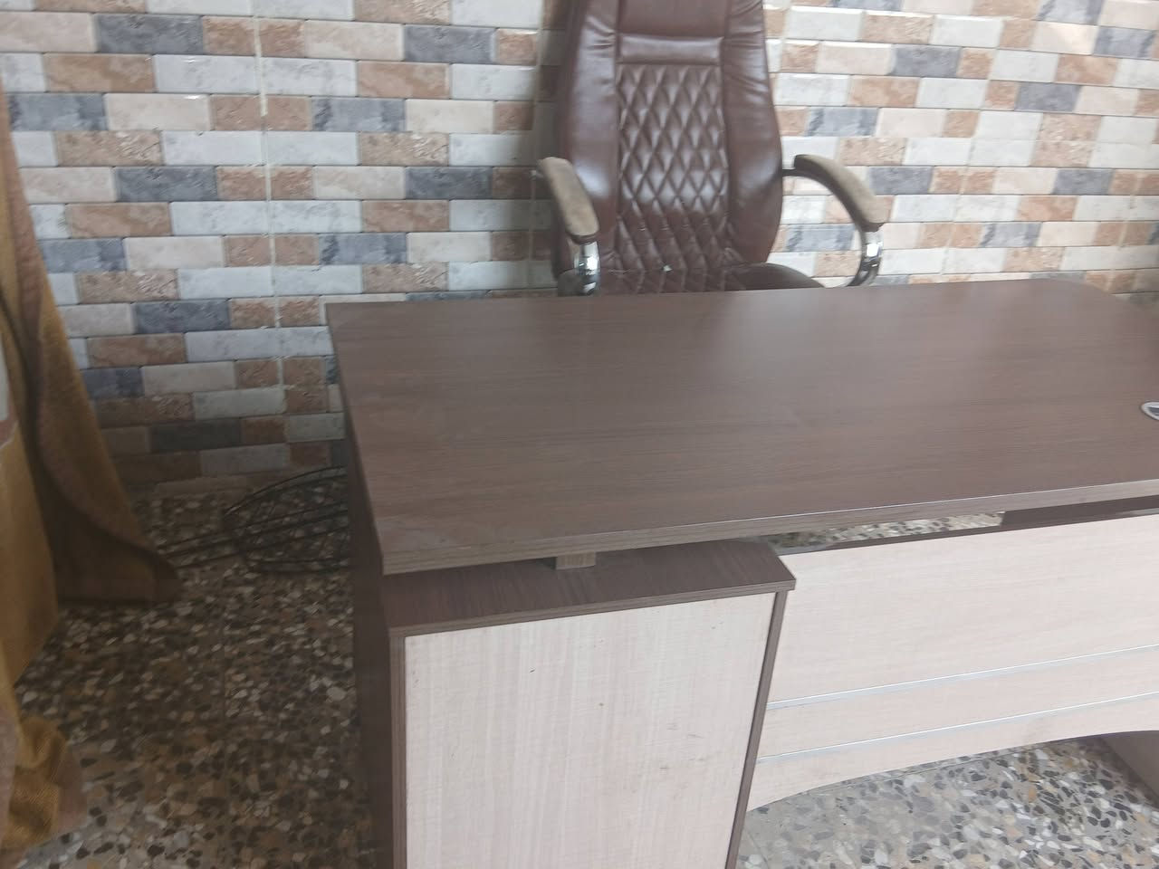 سلام عليكم ميز مكتبي وكرسي ومصطبة للبيع مكانهن بلديات شارع المصرف
***********
