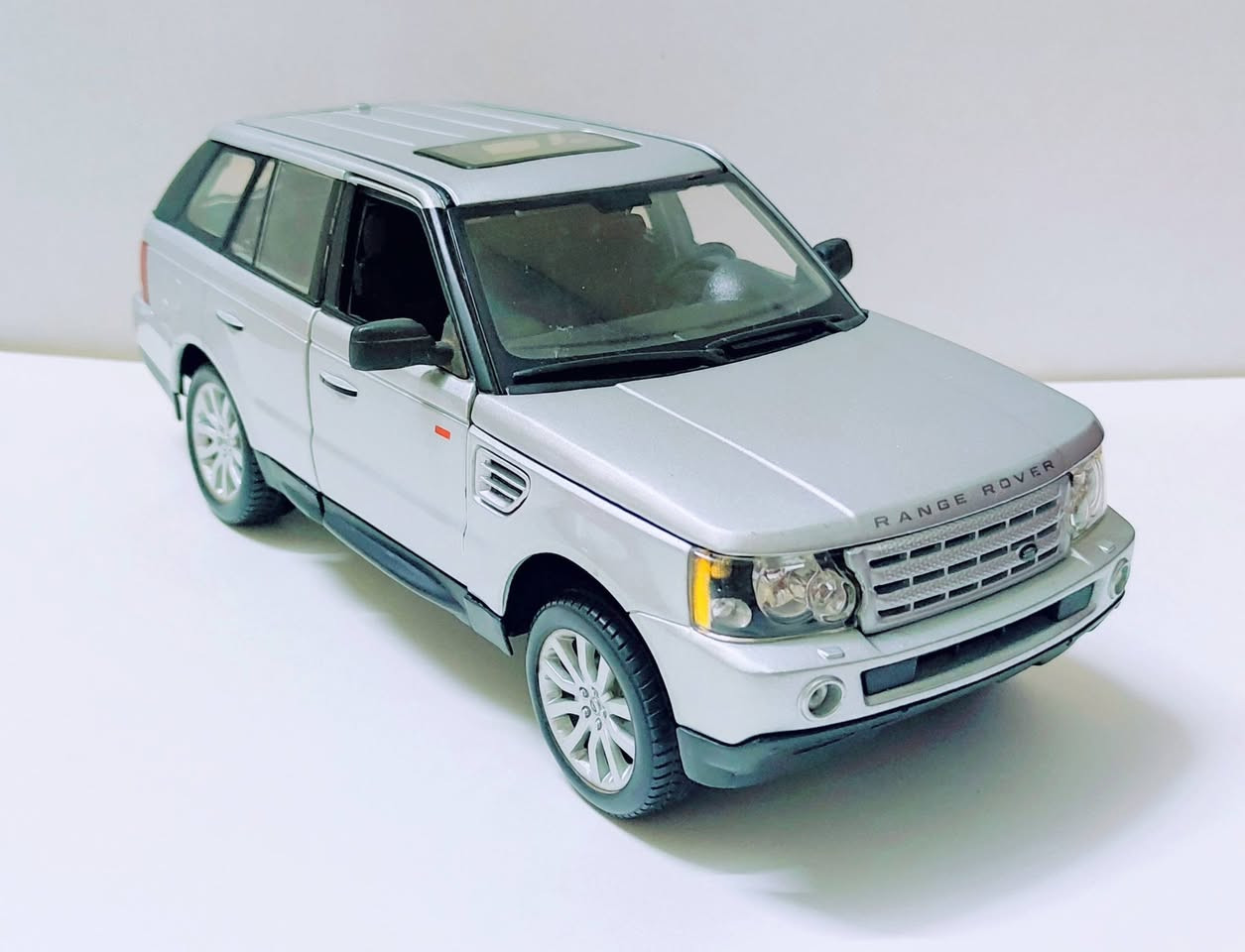 مجسم لسياراه رينج روفر سبورت موديل ٢٠٠٦ مقاس 1/18 من انتاج شركة مايستو اصدار نادر
القطعه ثقيلة الوزن وبتفتح ببان وكبوت وشنطه 

عجل متحرك مع الدركسيون مساعدين امامى وخلفى 

كراسى مبطنه بالجلد للواقعيه 

بتفاصيل داخليه وخارجيه اكثر من رائعه 

للتواصل على الخاص او اتصال واتساب /01006962258

#ماكيت كار

#ماكيت_سيارات

#مجسمات_سيارات

#سيارات_مصغرة

#ماكيت

#ModelCars

#Diecast

#DiecastCars

#ScaleModel

#CarModel

#MiniCars

#CarCollectors

#هواة_السيارات

#عشاق_السيارات

#ClassicCarsModel

#SuperCarsModel

#ماكيت_سيارات

#مجسمات_سيارات

#سيارات_مصغرة

#ماكيت

#ModelCars

#Diecast

#DiecastCars

#ScaleModel

#CarModel

#MiniCars

#CarCollectors

#هواة_السيارات

#عشاق_السيارات

#ClassicCarsModel

#SuperCarsModel


**إذا كنت صاحب هذا الإعلان وتريد حذفه لأي سبب، رجاءا أرسل رسالة إلى الدعم الفني**