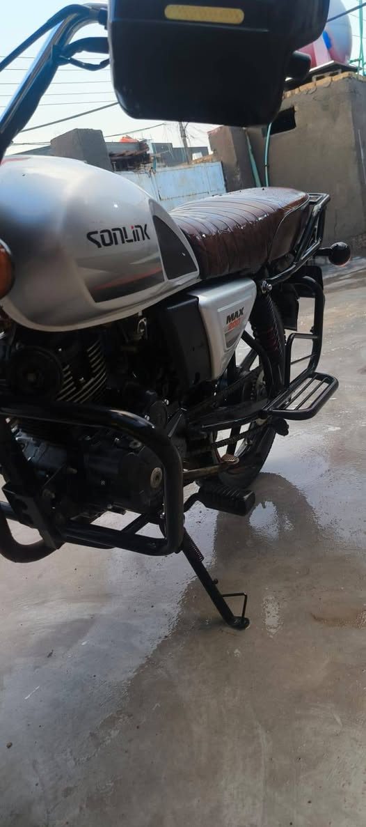 سلام عليكم دراجه دايو1للبيع دراجه نضيفه كلش مال بيت ما مشتغله درفري نعمه مكينتها ما مفتوحه موديل 2022دراجه بلاديه اراقها كامله صناديكها البلاديه موجوده ***********العلوان بغداد قرب مدينه بسمايه
