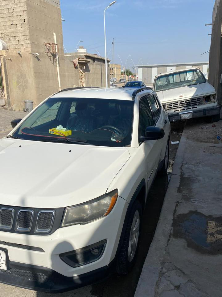 السلام عليكم
جيب كومبارس مديل ١٨  مكينه ٢٤٠٠ سيارة كلش نضيفه كير مكينه مكفولات وحداديه جديدة  
حادثها مال امريكا خفيف  وبيها هنا بالعراق طخات 
رقم بصرة الجديد مكان السيارة بصرة زبير 
السعر 120 وبيها مجال 
***********
