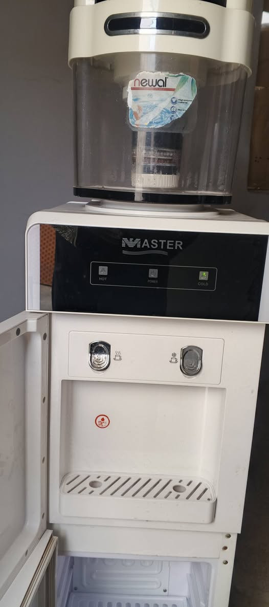 براد ماء نوعيه ماستر وضع شركه مستعمله شي قليل شغاله حار اوبارد وفريزه تبريد ثلج اذا ماثلج ترجع ماطورها مامصلح الشراي يتصل ***********بي واتساب العنوان حي الانتصار يوجد توصيل
