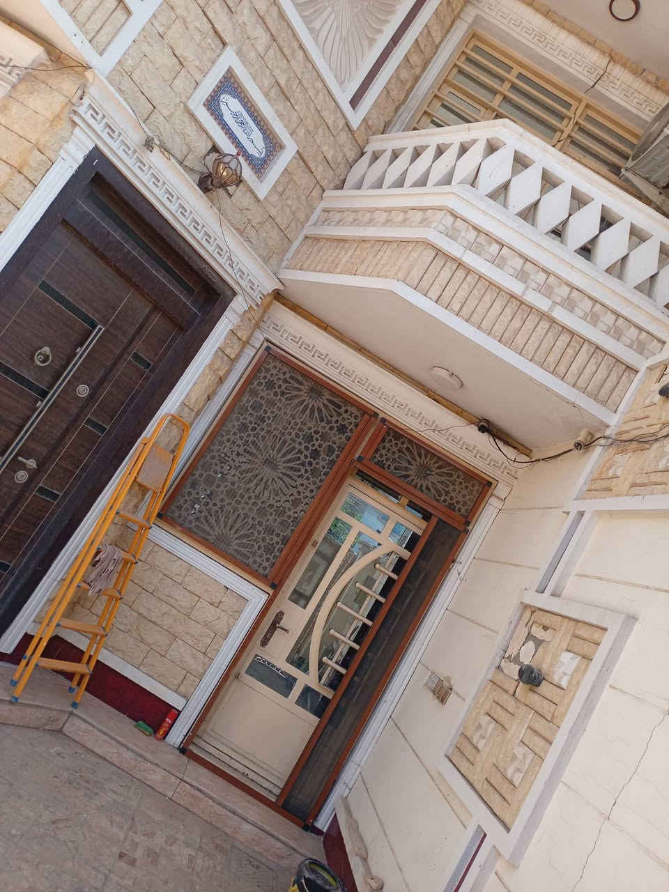 دار للبيع في الدوره شارع الزيتون طابو ملك صرف بناء حديث مساحة ١٢٥ واجه واجه ٦ وربع طابقين الطابق الأول يحتوي على استقبال وحولي غرفة نوم وحمام ومطبخ والطابق
الطابق الثاني يحتوي على غرفة النوم سويت واضياً غرفة النوم وحولي وحمام للاستفسار الاتصال على الرقم *********** وتساب ☎️
