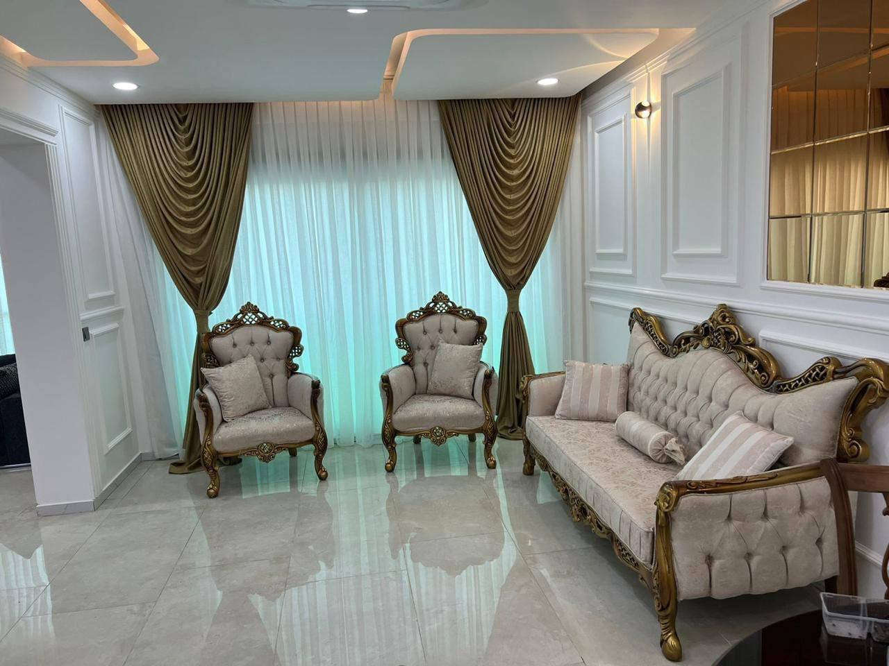 شقة  للبيع في جوهرة المحيط خلف مرور الكاظمين المساحه 170 متر مطلوبة قرض للمصرف العقاري 125 مليون مسدد منها تقريبا 15 مليون غرفتين نوم وحده سويت 
صالتين مطبخ امريكي مفتوح  ثلاث حمامات طابق الثالث خمس سبالت مركزيه سقوف سعر المتر 1400 دولار القرض العقاري ينقص من المبلغ الكلي في حال رغبة المشتري بتحويل القرض
للتواصل :***********
