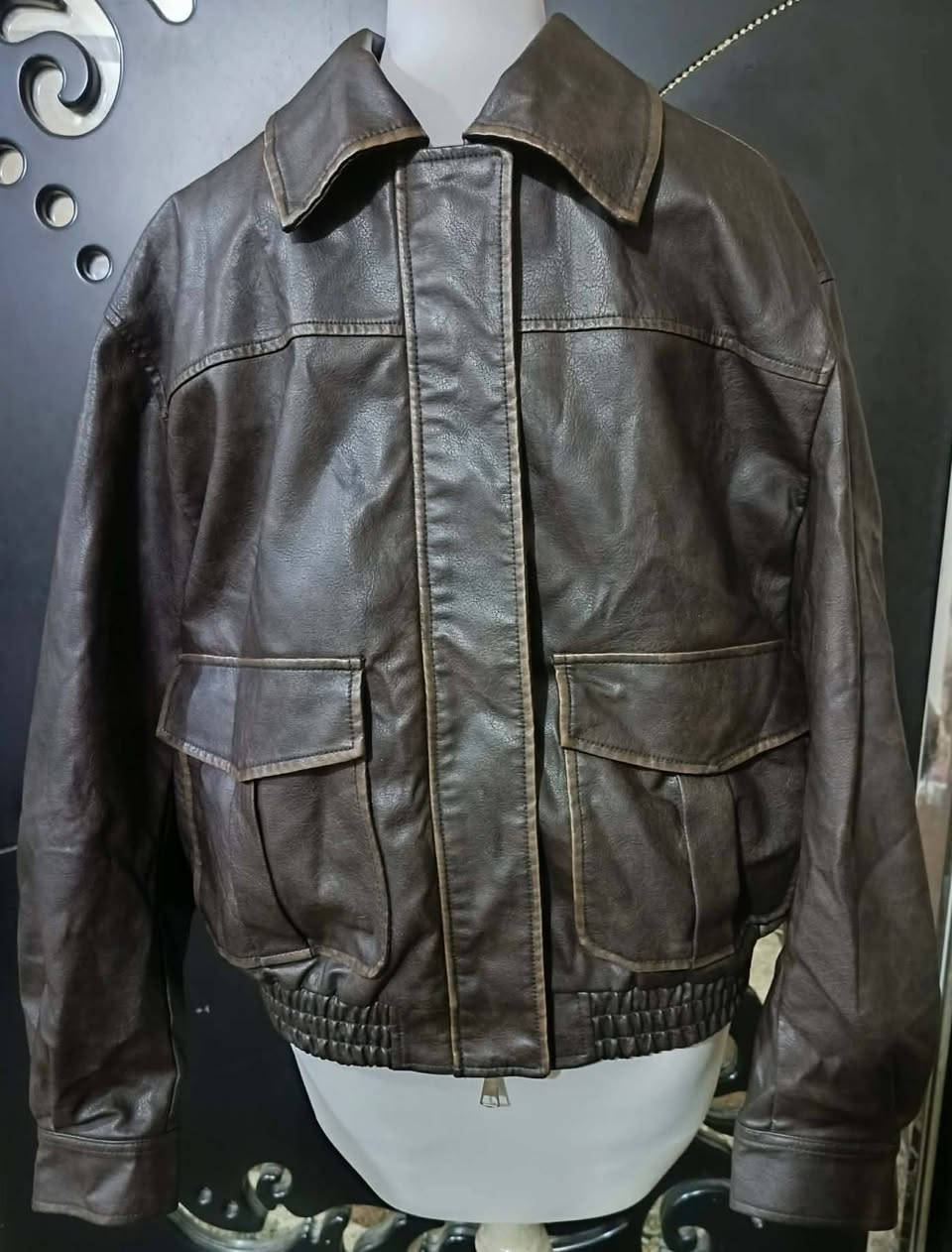 قمصلة جلد رجالي قياس L اللون قهوائي  السعر ٢٥ مع التوصيل 
*********** واتس اب
