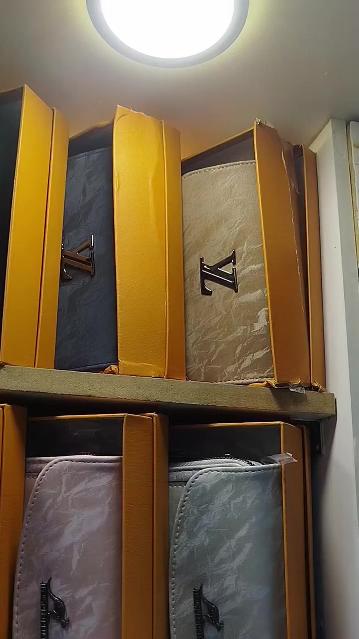 جددي إطلالتكِ بلمسة أناقة! أحذية وحقائب عصرية لكل المناسبات. توصيل متوفر لجميع محافظات العراق. تواصلي معنا الآن!"
للتركيز على المصداقية:
"الجودة التي تستحقينها. إمكانية فحص المنتج قبل الاستللام. اختاري ما يناسبكِ من تشكيلتنا المميزة واحجزي طلبكِ الآن."
لإثارة الاهتمام بالجديد:
"وصلت حديثاً! أحدث موديلات الأحذية والحقائب بتصاميم حصرية. كوني أول من يقتنيها. تواصلي معنا فوراً."
تشكيله من الجزادين النسائي التوب 
شغل راقي كوالتي عالي 
الابداع المبدعين في الذوق الراقي 
العنوان/ بغداد- سبع البور- شارع السوداني 
قرب ماكس للموبايل 
قرب علوة الريان 
توصيل بغداد 5 ومحافضات 6 
توصيل سبع البور الف 
الابتسامة والمعاملة الطيبة هي أساس رزقنا، والزبون هو ضيفنا.
للحجز والاستفسار ماسنجر أو واتساب ***********
زورونا ونورونا وأهلا وسهلا بجميع 🌹
