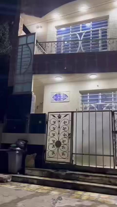 السلام عليكم مشتمل للإيجار يحتوي على غرفتين وصاله ومطبخ وخدمات وسطّح ومخزن. السعر ٥٠٠ يشمل الماء الكهرباء علماً ان الكهرباء خصخصة   المكان حي جميله قرب مدرسه الفاو للاستفسار الاتصال على الرقم الهاتف ***********
