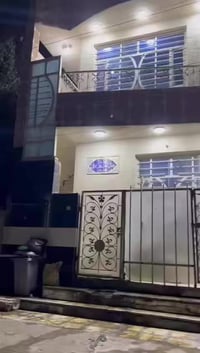 مشتمل للإيجار يحتوي على غرفتين وصاله ومطبخ وخدمات وسطّح ومخزن. السعر ٥...