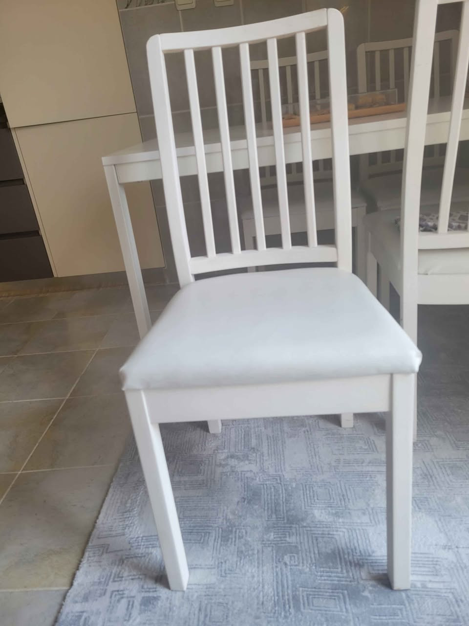 کورسی و مێزی ئیکیا. مێزەکە قاچی ئاسنە و گەورە ئەکرێت بۆ ٨ نەفەر. ٤ کورسی لەگەڵە. تازە و بێ شوخت. السليمانية, العراق


**إذا كنت صاحب هذا الإعلان وتريد حذفه لأي سبب، رجاءا أرسل رسالة إلى الدعم الفني**