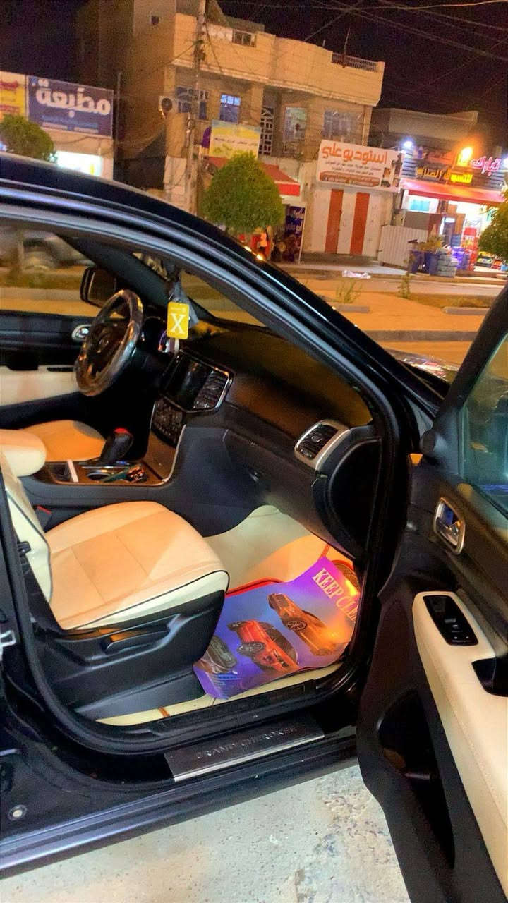 سلام عليكم جيب لاريدو امريكي 2017حادثه جاملغ الأيمن فول مواصفات ماعده الفتحه 6 سلندر وبدايت البنيد بي شويه تكحيل سياره حلوه كله جديد مابيه اي نقص سعر 190 وبيه مجال 
الرقم ***********
