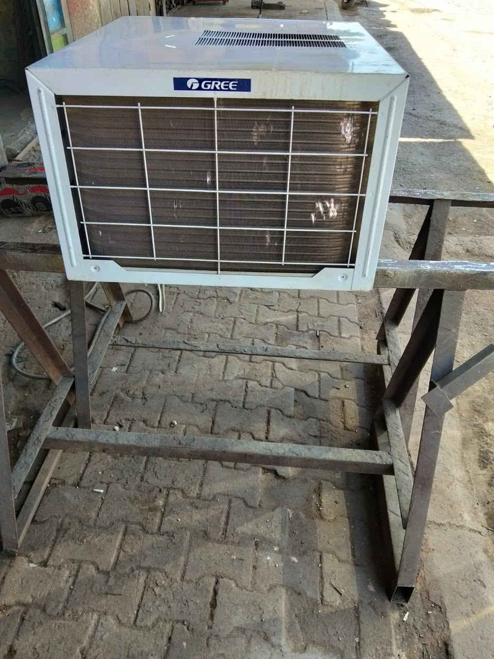 مكيف اخو الجديد استخدام سنه واحده نوعيه كري الحريه دباش  السعر ٣٠٠ بي مجال ***********
