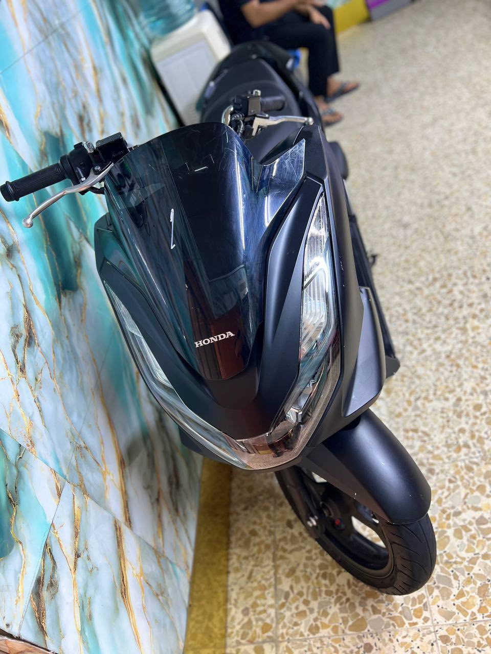 السلام عليكم 
pcx جيل الرابع وارد كوري
الدراجه مال معرض صارله سبوع من نشدت 
الون اسود طافي 
2022
ستان كهرباء
حساس زدحام 
تدفئه يدات 
محرك ١٢٥
عليها دهن موتل
بانزين محسن
شلعه ومعدل تجي تفحص كدام عينك 
الدراجه مكفوله كفاله عامه و اي نقص مابيه انكر وطلع 
السعر 20$
وبيه مجال بسيط 
رقم ‏الهاتف : ***********
