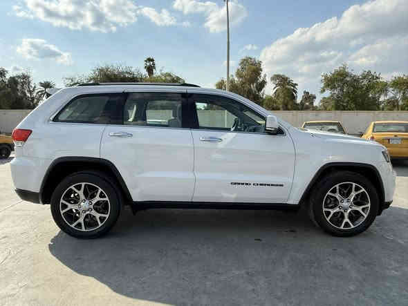 السلام عليكم 
جيب كراند شيروكي 2019 خليجي لمتد بلاس 3 شاشات

ماشية 66500 الف كيلو (41,500 ميل ) وقابلة للزيادة

دهن و صيانة كلها بالوكالة

المواصفات :

المحرك : V6.  3.6L . 

* دفع رباعي 4x4 . 

* مشغل اقراص CD/DVD . 

* تحذير النقطة عمياء

* سقف بانوراما . 

* شاشات خلفية . 2

* شاشه كبيرة 8.4 انج . 

* نظام الخرائط (GPS) .

* ستيرن كهربائي . 

* المصابيح زنون + لد نهاري + كشافات .     

* تشغيل عن بعد .

* ماوس تحكم وضعيات 

* صندوق كهربائي شفط

* حفظ وضعيات الجلوس (ميموري) . 

* المقاعد الأمامية تبريد وتدفئة .

* حساسات أمامية . 

* حساسات خلفية . 

* تدفئة ستيرن . 

* بخاخ ماء على المصابيح الامامي..

* مرايا قلاب و تعتيم ذاتي

* مانع تصادم خلفي رادار 

* محدد سرعة . 

* نظام التشغيل والاطفاء الاوتوماتيكي (Auto Start System) .

* نظام بريك اوتماتيكي (Auto Break System)

السعر 30,500 الف دولار وبي مجال  

مكاني بغداد - الكاظمية

للتواصل على رقم التلفون

***********

***********
