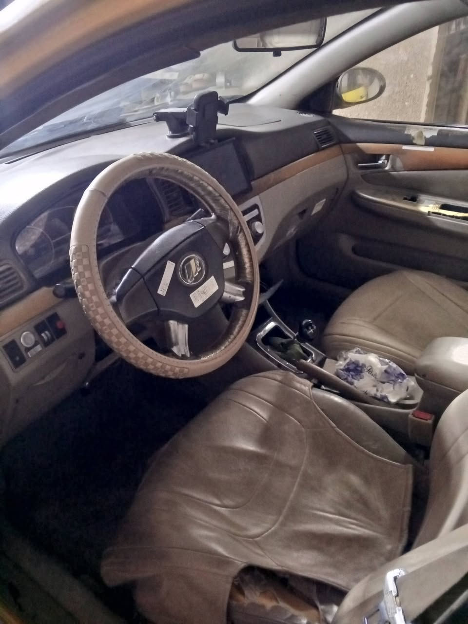 السلام عليكم للبيع سيارة ليفان موديل 2011 مصفرة هيئة او غرامات رقم بغداد انكليزي مكينة كير تخم تاير خير من الله السعر 27ورقة اوبيها مجال للاستفسار الاتصال على الرقم *********** المكان بغداد حي الجهاد
