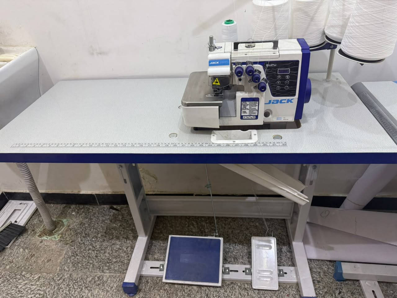 مكينة خياطة صناعية + اوفر 

للبيع جديد غير مستعمل بالكارتون فقط مشدود للاختبار 

***********
