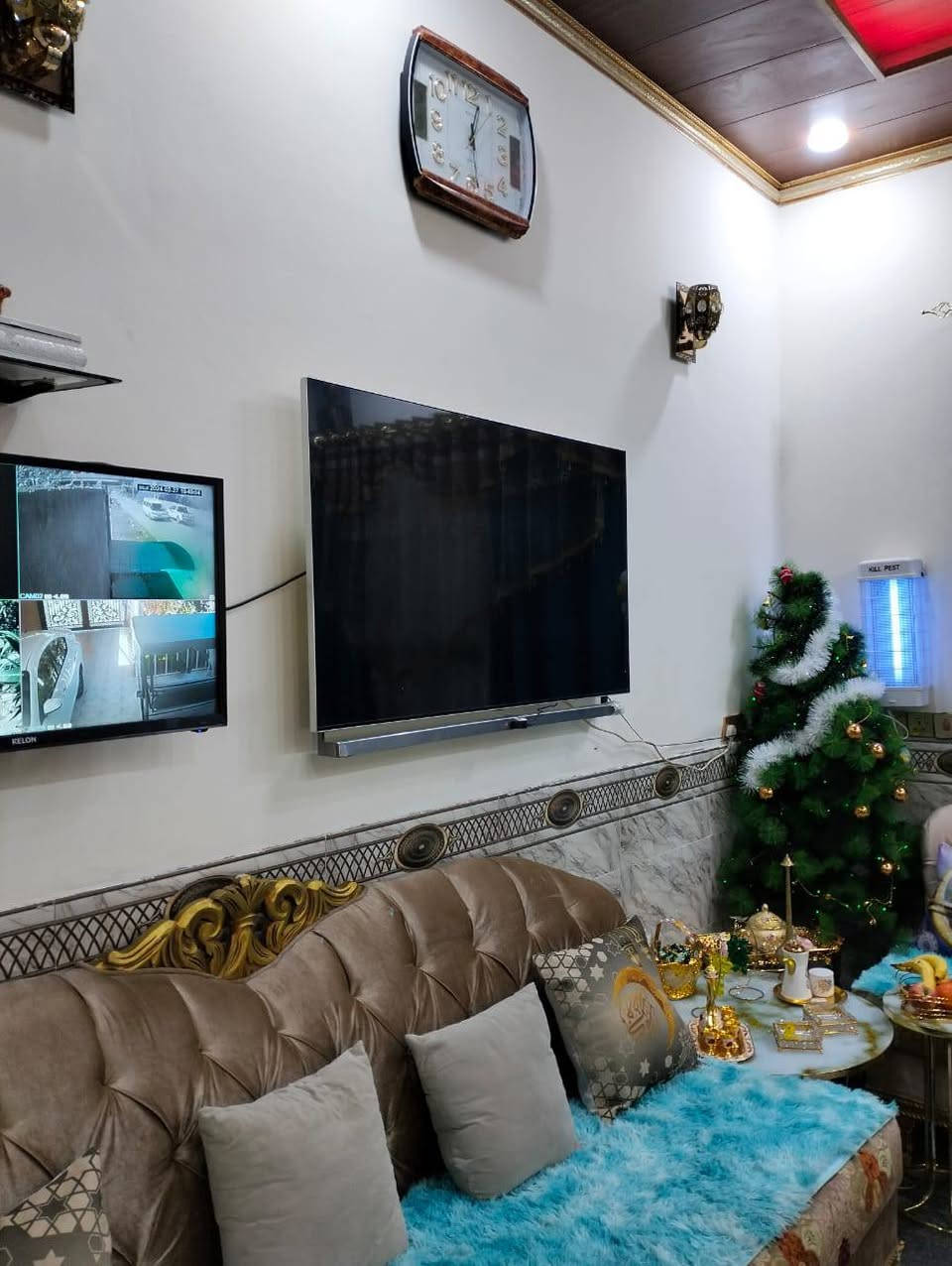 اسعد الله اوقتكم بكل خير احبتي
***********
دار سكن للبيع مساحه كليه 750 متر 

مساحه البناء 200 متر 

بناء بلوك درجة أول بيت حته ارضيه قلع وصب 

يتكون البيت  من غرف 3 نوم ديوان مطبخ هول صحيات دخلي وخارجي كراج سياره يسع 3 سيارات

حديقه خلف البيت وحديقه جدام البيت  
طابو ملك صرف زراعي عراقي وكاله ونسخه من طابو ملاك موجود حي يرزق 
مكان ابي الخصيب باب طويل القنطره
منطقه روعه ناس طيبين بشكل 
سعر 165 مليون بي مجال شراي
