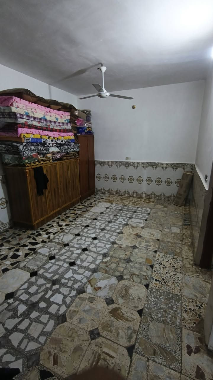 بيت ٢٠٠متر بناء كامل مي كهرباء على شارع السياحي مقابيل مجمع الحياة الطبي شارع المسبح 
للأستفسار على الرقم ‏‪***********‬‏
