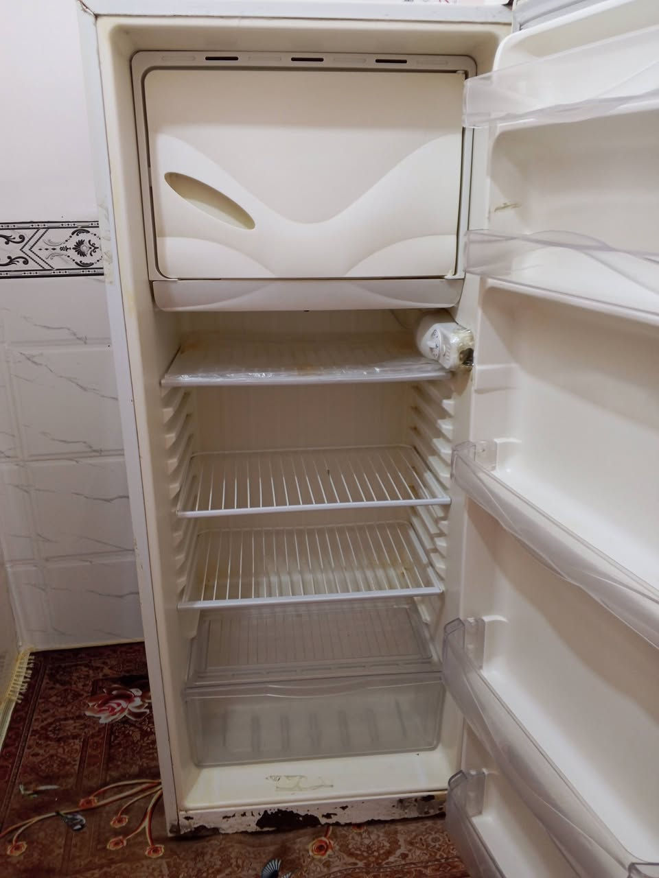 ثلاجه للبيع شغاله وتجمد السعر 75الف
طويريج ***********
