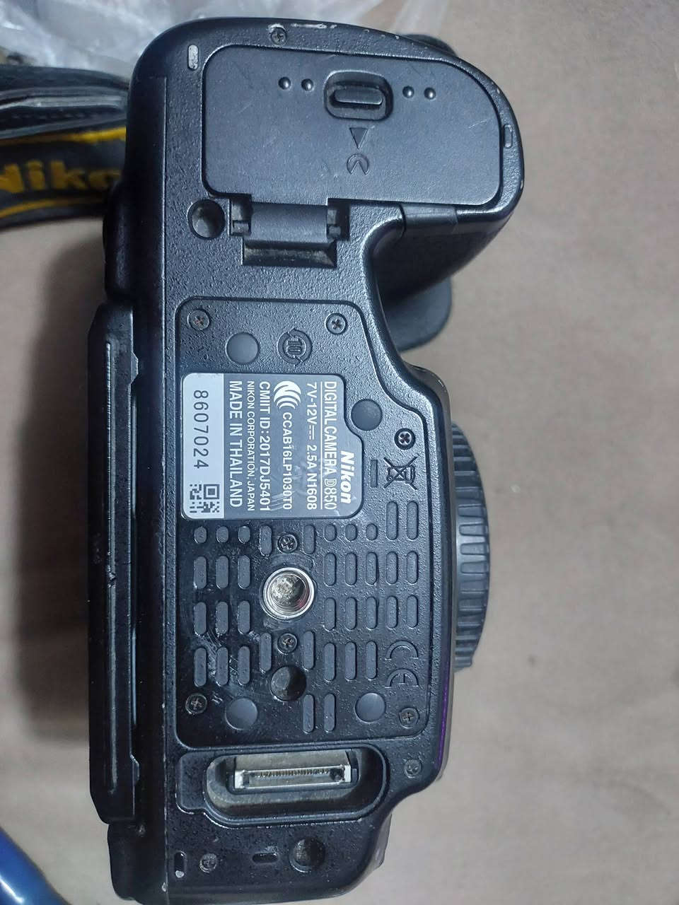 السلام عليكم نيكون D850 فقط بدي الملحقات كارتون وحزام كتف وشاحنه وبطاريه بالنسبه لشتره عالي او مراوس شعدك دزلي خاص مكاني بغداد ***********واتساب
