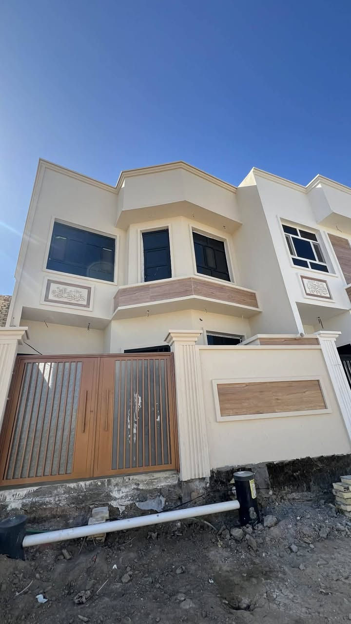 دار سكن للبيع 
طابو زراعي سند 25
داخل مجمع توحيد العفلوگي 
مجمع خدمات كامله 
المساحة 150 M 
الواجهة  9 M 
 بناء حديث بعده مامسكون 2026
يحتوي على 
غرف النوم عدد 4 نظام سويت / صالة عدد 2 /أستقبال /مطبخ/مجمع صحي عدد ٣ 
                      مراجعة 
مكتب مهدي العتابي للعقار ديوانية الجزائر مقابل فندق برج الامراء
للاستفسار *********** مهدي العتابي 
           *********** حيدر الفتلاوي
           ***********
