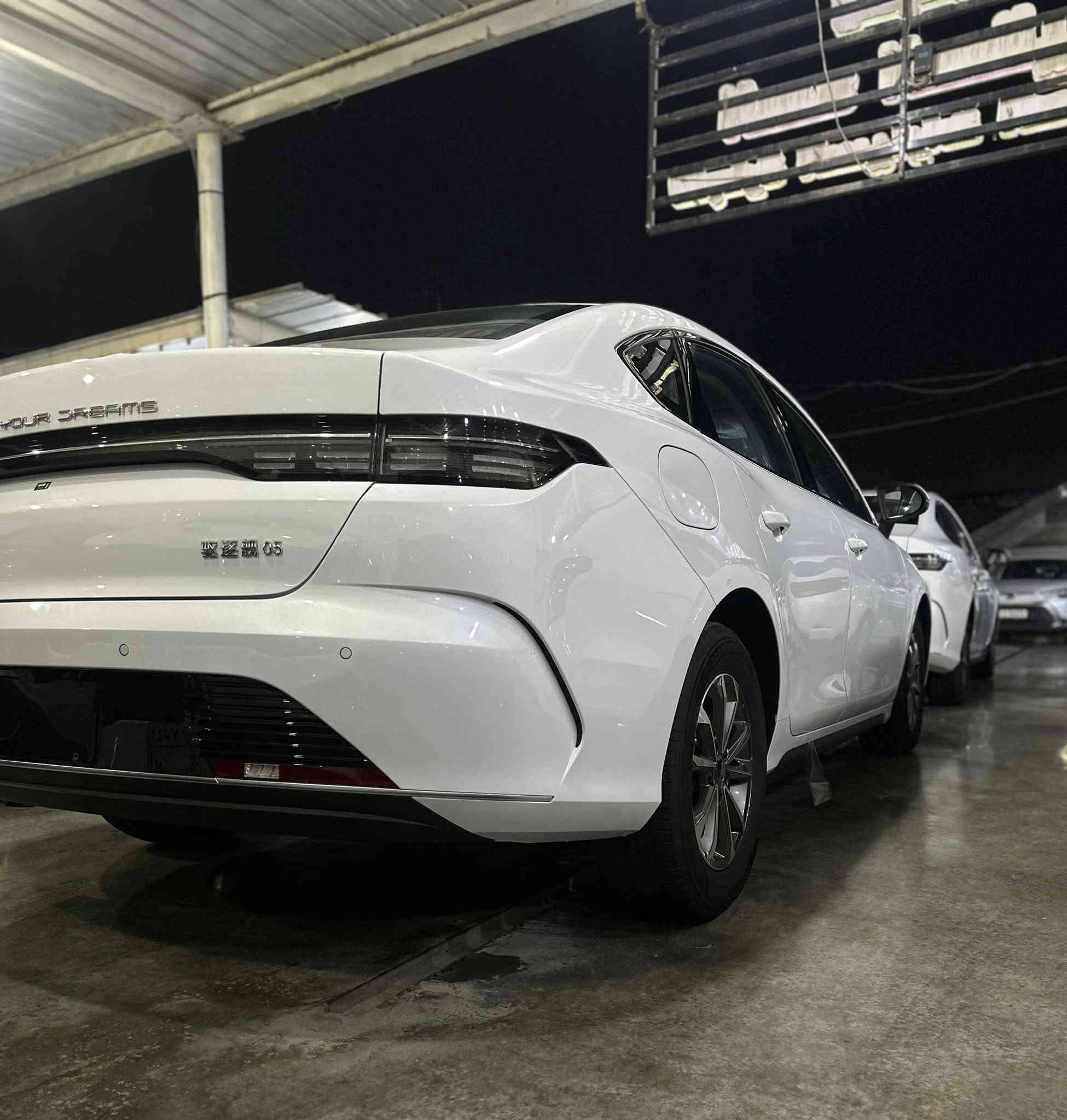 شركة السد العظيم لتجارة السيارات 
  تعلن توفر سيارة
 BYD ديسترويد 05 

ابرز مواصفات السيارة
زيرو، بصمة، كروز سرعة، شاشة دوارة، لايت زينون، حساسات خلفية، كاميرا خلفية، تبريد قطعتين، كشنات رياضية جلد ابيض، ويل R16، انظمة قيادة، محرك 1500 هايبرد، اشاير بالمري، كير ماوس، تحكمات ستيرن

العنوان 📍
بغداد مجمع معارض البياع الشارع الرئيسي 

للتواصل او الاستفسار 
***********
***********
