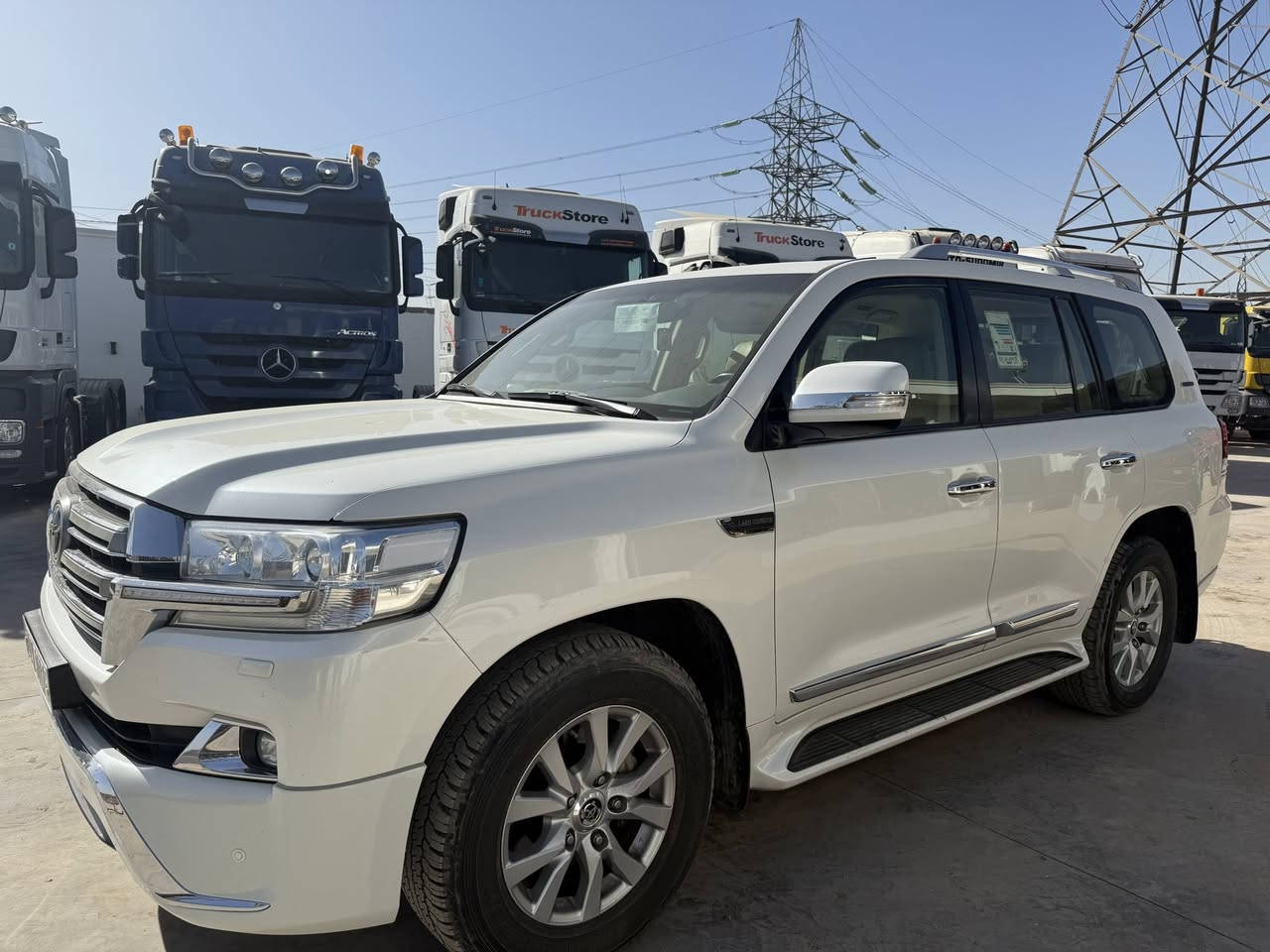 سلام عليكم لاندكروز 2016    للبيع رقمها بغداد بسمي تحويل ثاني يوم مكفولة كفالة عامة بيها شوية بارد بلصندوك فقط والباقي كلة مكفول 
ماشية 135الف 
السيارة فطيم موصفاتها GXR
مكان السيارة بغداد شارع فلسطين 
سعر السيارة 470ورقة 
الرقم للاستفسار ***********
