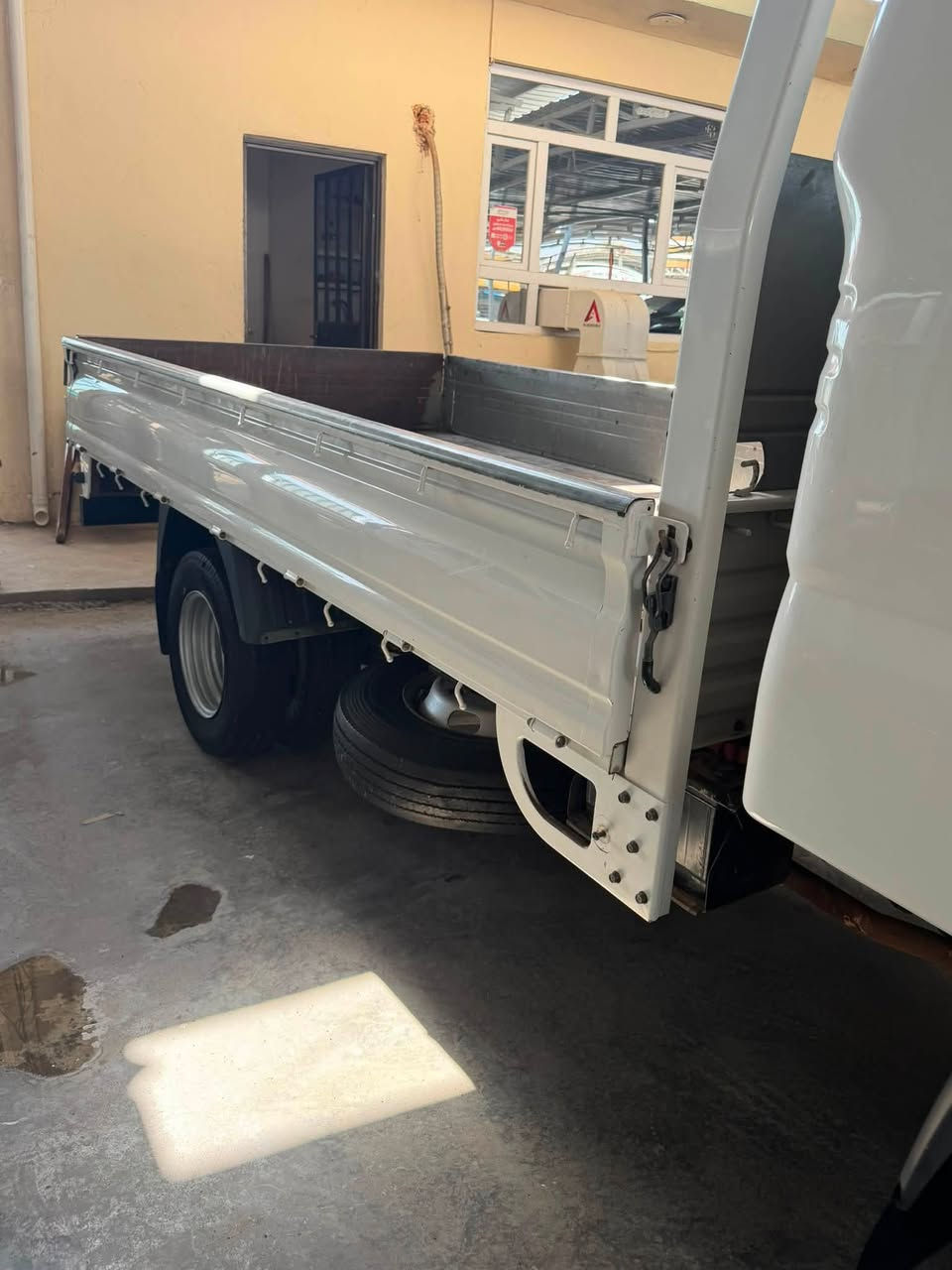 كيا فحل 2017رقم بغداد. محوره تاير خلفي ١٤سياره بلاديه وحلوه نضيفه. بشكل. بيهه صبغ ربع خلف سايق. لباقي مكفول. بدون ضربه. 

سعر ١٢٥$بي مجال بسيط 

تصال ***********
