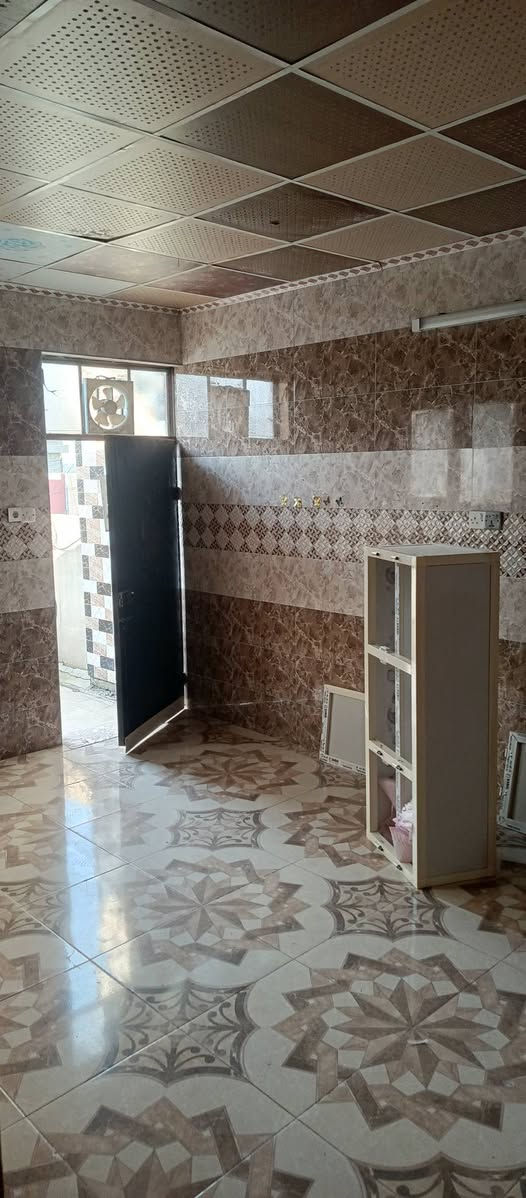 شقه للايجار طابق ثاني في حي الرساله غرفتين نوم وهول ومطبخ وصحيات كاشي وسيراميك وسقوف ثانوية الشقه فول نظافة مكتب دار الأمين للعقار *********** ***********
