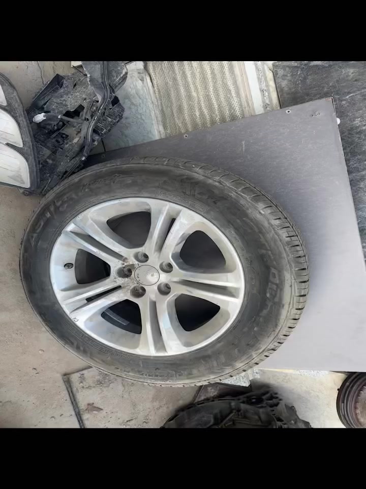 ويل مع تاير تخم للبيع
نظافه ٪؜ 
الحجم215/65/17
توصيل موجود 
المكان رمادي 

***********
