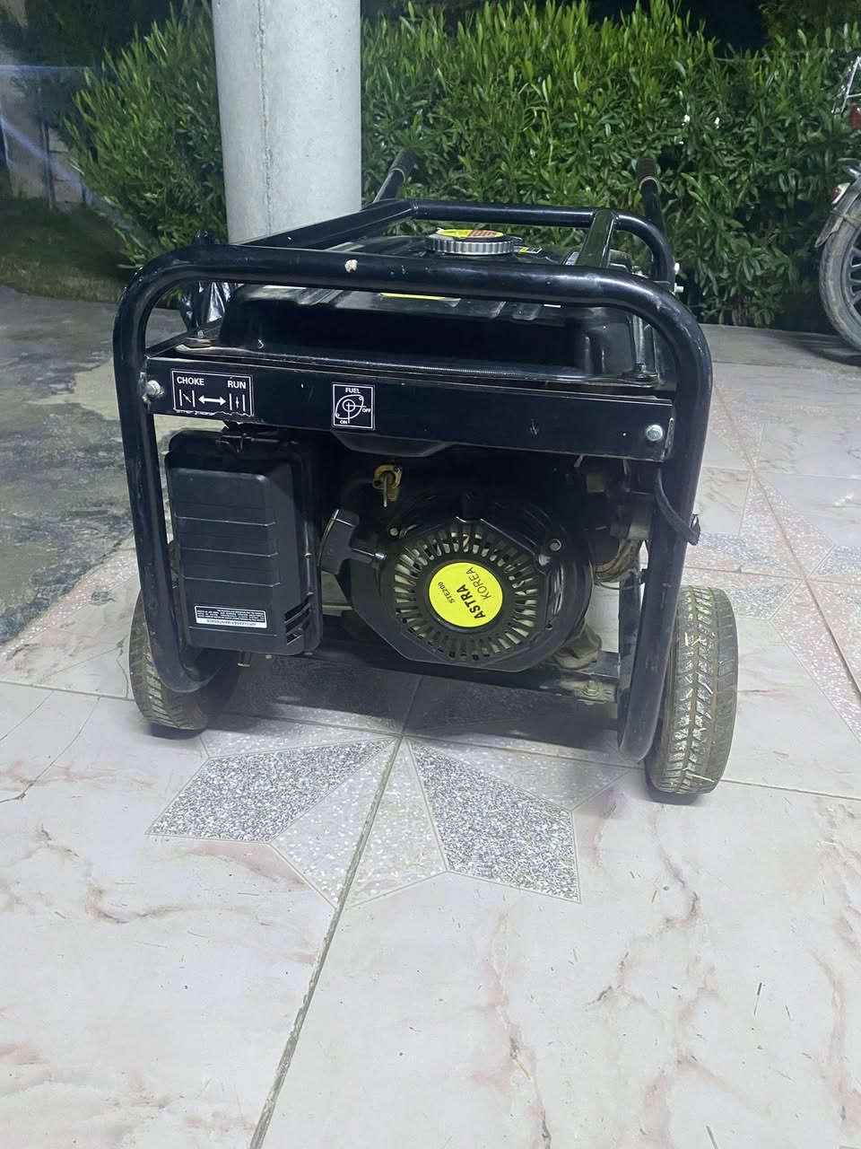 سلام عليكم مولد للبيع نضيف جداً ما مفتوح محركة نضيف يشتقل سلف او حبل بس يرادله باتري لان باتريا ضعيف السعر 250مكاني عزيز بلد مدخل خمسة  او هاذ الرقم ***********
