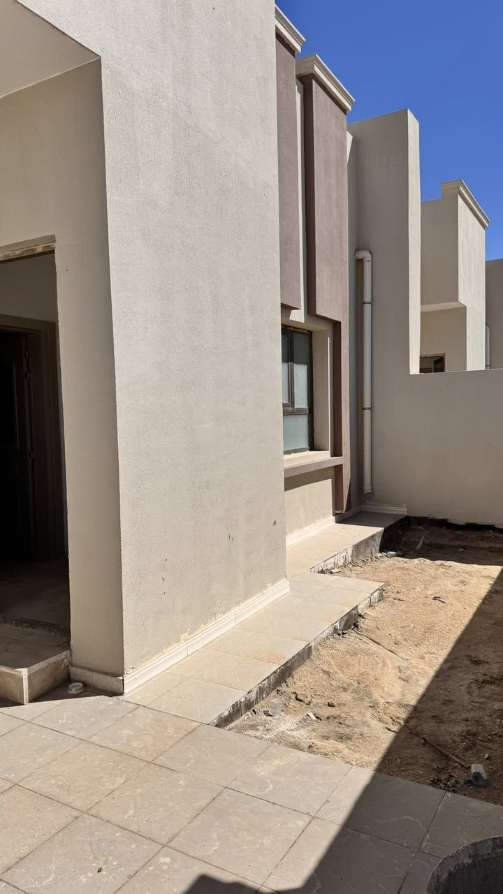 السلام عليكم منزل في مدينة جذع النخلة السكنية المجاورة لمدينة الامل مساحة البناء ٢٣٠ متر طابق ونصف يحتوي الطابق الارضي على كراج وحديقة وصحيات ضيوف واستقبال ومطبخ و صالة وغرفة نوم وصحيات والطابق الثاني يحتوي على غرفتين نوم وصحيات وسطح بناء درجة اولى وارتفاع ٣،٢٠ سعر المنزل ٤٢٠ مليون وقابل للتفاوض 
المدينة خلال هذا الشهر رح تتبلط 
للاستفسار 
***********
