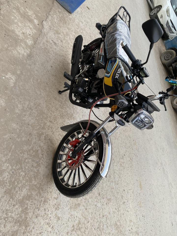 دراجة سونليك سيفان 200cc لون اسود ومكينة سودة،زيرو ماشية اقل من 10km…صارلها 3ايام طالعة من المعرض بعدها داخل الضمان كاملة على آخر حبة مكفولة من كلشي…رقمي بي واتساب ***********.
