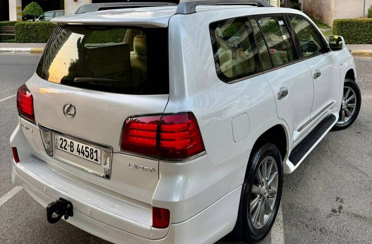 لكزز للبيع او المراوس
 مديل 11 رقم اربيل بأسمي جديده كلش السياره لا محدثه ولا شي كلشي ع بلاد الشركه فول مواصفات ماشيه ١٣٣ حقيقي 
سعر 358 وبيها مجال 
***********
***********
مكان الديوانيه
