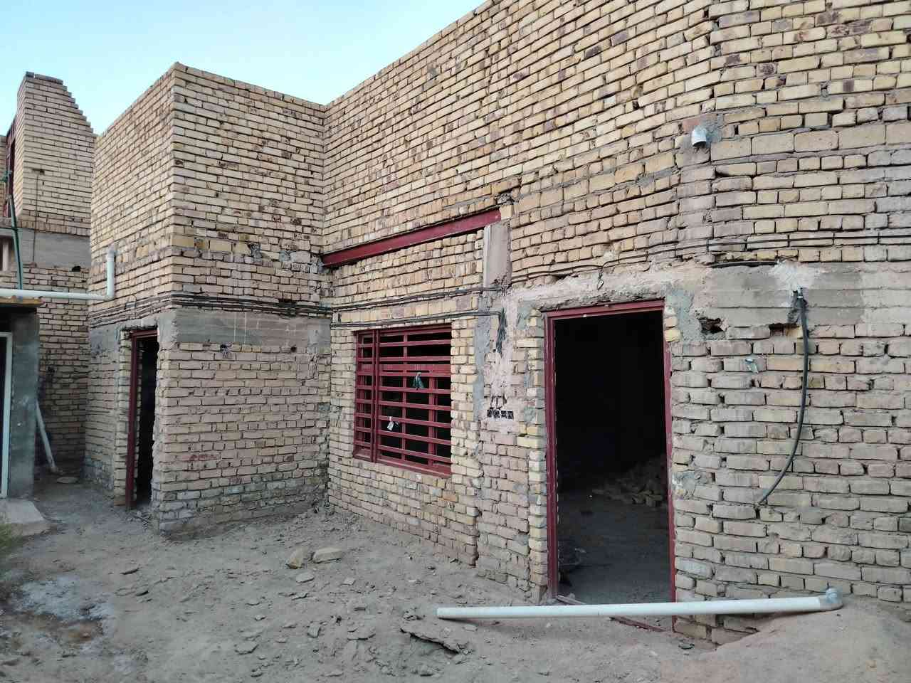 السلام عليكم بيت للبيع🏡 (1)💫 المساحه (٢٠٠م) 
(2)(المكان)💫الحمزه الغربي  ..... داخل  شارع عدي ابو الكاشي مقابيل مدارس الحمزه والبصره البيت  تقريبا كامل عوزه لبخ وكاشي يتكون من غرفه ومطبخ وصاله كبيره واستقبال ٨في٤ وصحيات داخليه وخارجيه 
(3)💫 نوع البيت.. (طابو زراعي) 
(4)💫 (السعر) ... اكتب تعليق ويتم الرد عليك 
بيت جديد ويخبل وفرعه مجاري وخدمات جيده 
للاستفسار الاتصال على الرقم *********** ابو علي
