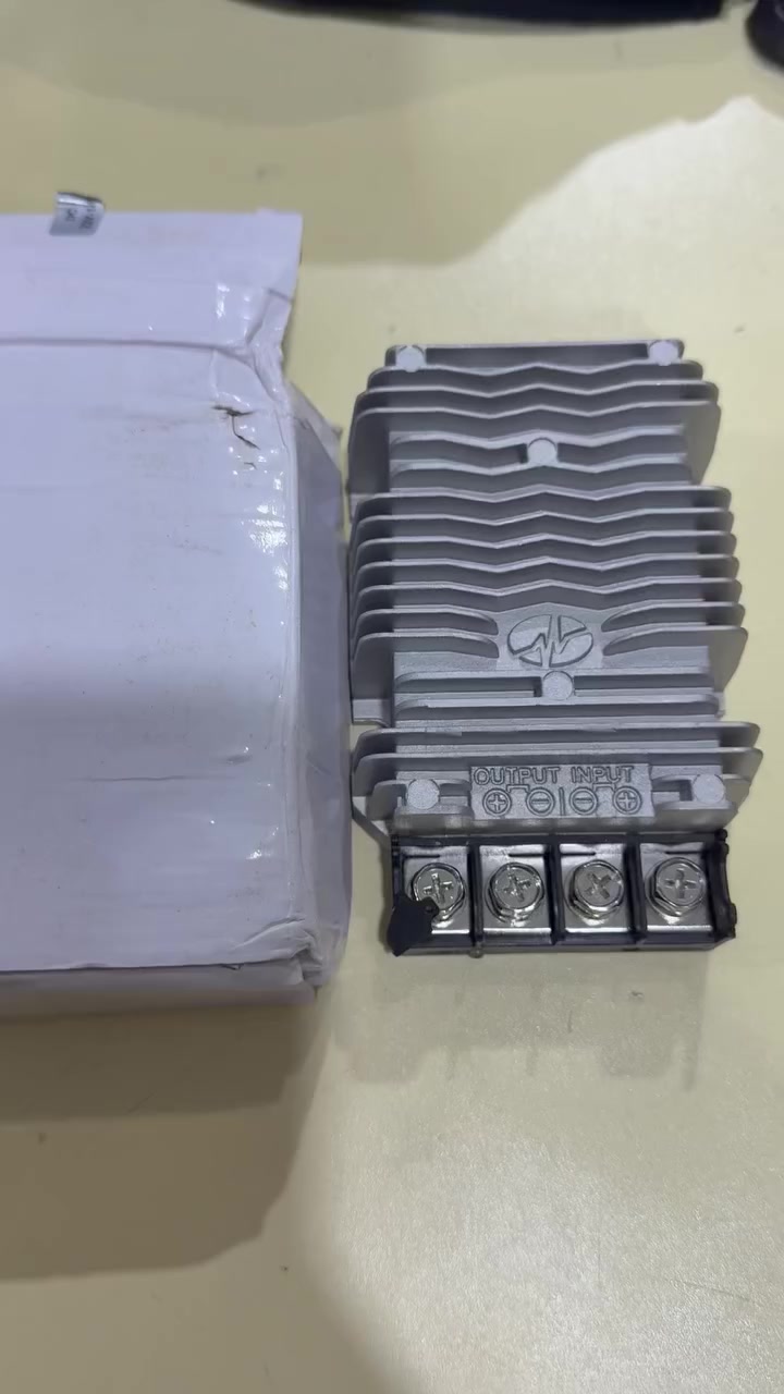 للحجز تواصل وتساب او ماسنجر
***********

هذا الجهاز هو محول جهد تيار مستمر (DC-DC Buck Converter) من نوع Valefod، ويستخدم لتحويل مستويات الجهد العالي إلى جهد أقل لتشغيل الأجهزة المختلفة. 
الوظيفة: تحويل جهد الإدخال العالي (مثل 48 فولت) إلى جهد خرج مستقر ومنخفض (مثل 24 فولت).
القدرة: يصلح للتطبيقات ذات الطاقة العالية، بقدرة تصل إلى 1440 واط وتيار خرج 60 أمبير في بعض الموديلات.
المميزات: مصمم بهيكل من الألومنيوم المقاوم للماء (IP67/IP68) لتبديد الحرارة وحماية المكونات من الغبار والماء.
الحماية: يحتوي على حمايات مدمجة ضد زيادة التيار، زيادة الجهد، والارتفاع في درجة الحرارة.
