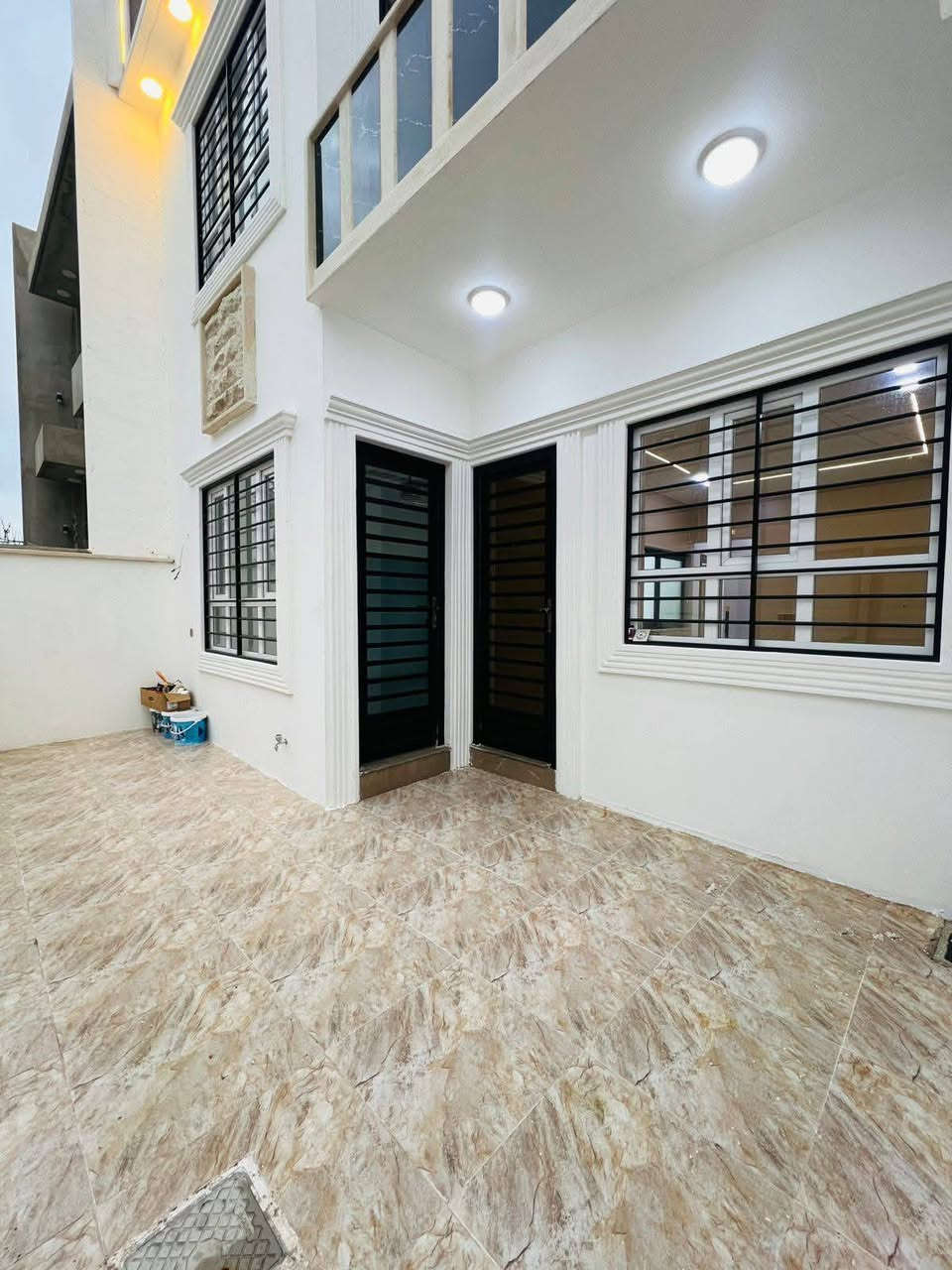 #عروض_عزيز_للعقار
دار للبيع 

حي الملايين الأولى

خلف فلل العناز

المساحة 140م واجهة 7٫5 م

5غرف نوام واستقبال وهولين ومطبخ وصحيات في الطابقين

صنف العقار بستان ملك صرف

تسليم الدار فوري

خدمات كامله 

للاستفسار أكثر اتصل على الأرقام 

***********

***********

***********
