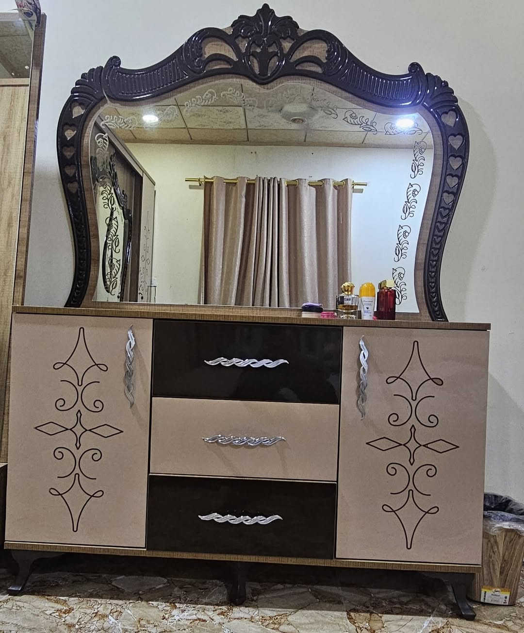 #غراض_للبيع
طخم عشرة مقاعد سعر 500 الف
غرفة نوم 8 قطع سعر 800 الف
جرباية طفل مع دوشك 90 الف
طباخ سعر  150 الف 
للاستفسار الاتصال على الرقم ***********
