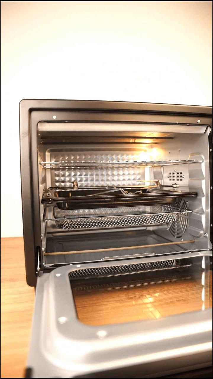 الاستخدامات

تحمير الدجاج الكامل باستخدام نظام الشواية الدوّارة (Rotisserie)

القلي الهوائي بدون أو بقليل من الزيت (بطاطس، ناغتس، أجنحة)

الخَبز (كيك، بيتزا، معجنات، خبز)

الشوي والتحمير العلوي والسفلي

إعادة التسخين والحفاظ على حرارة الطعام

تخمير العجين واللبن (Fermentation)

تجفيف بعض الأطعمة (Dehydrate) حسب إعدادات الجهاز

المميزات

سعة كبيرة 60 لتر مناسبة للعوائل والاستخدام اليومي

قوة 2400 واط لأداء تسخين سريع ومتوازن

قلاية هوائية مدمجة (Air Fryer) مع مروحة عالية السرعة لطهي مقرمش

شواية دوّارة Rotisserie لتحمير الدجاج بشكل متساوٍ

تحكم بدرجة الحرارة من 100 إلى 250° مئوية

مؤقت تشغيل حتى 60 دقيقة مع خاصية الاستمرار (Stay On)

5 عناصر تسخين من الستانلس ستيل لتوزيع حرارة فعّال

مفتاحي تحكم منفصلين لاختيار وظائف الطهي المختلفة

باب زجاج مزدوج مقاوم للحرارة (Tempered Glass)

مروحة داخلية لتوزيع الهواء الساخن بشكل متساوٍ

تصميم داخلي منقوش يساعد على توزيع الحرارة

إنارة داخلية لمتابعة الطهي

هيكل متين ومقابض تحكم واضحة وسهلة الاستخدام

محتويات الصندوق

فرن كهربائي LIBRONIC سعة 60 لتر

صينيتا خبز (2 × Bake Tray)

شبك شواء (Grill Rack)

سلة قلاية هوائية (Air Fryer Basket)

سيخ شواية دوّار (Rotisserie Set)

مقبض سيخ الشواية

دليل استخدام وتعليمات

الملاحظات

ضمان لمدة سنة من تاريخ الشراء

يحتوي على ثلاث هيترات بالاعلى و اثنين هيتر بالاسفل

يُنصح بترك مسافة تهوية حول الجهاز أثناء التشغيل

مناسب للاستخدام المنزلي فقط بغداد, العراق


**إذا كنت صاحب هذا الإعلان وتريد حذفه لأي سبب، رجاءا أرسل رسالة إلى الدعم الفني**