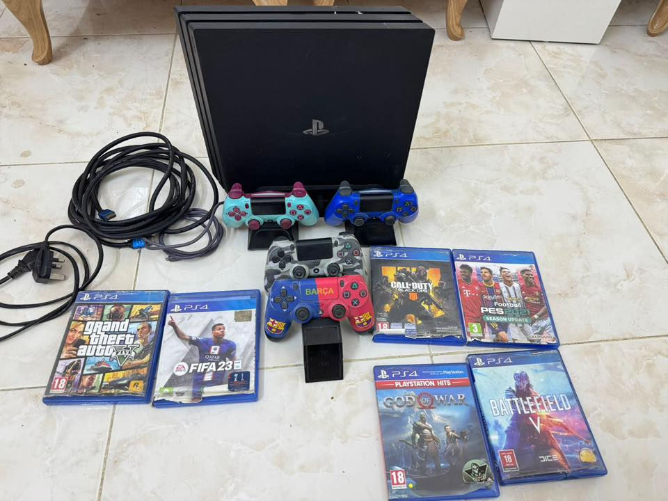 سلام عليكم بلي فور سلم واحد تيرا اونلاين ويا ٤ جوستكات اثنين منهن يرادلهن بس بطاريه سعر تصليحهن مايكلف ١٠  و٦ اقراص مثل ما موضح  بصوره ويا قاعدة مال بلي تبريد ويا قاعدة مال جوستكات شحن وغراضه وكرتونتة كلها كامله مامفتوح ولا مشخوط كلش نضيف  سعر 335
سعر مو مبالغ بي لين غراضه كلش هواي والله 
موجود واتساب ***********
