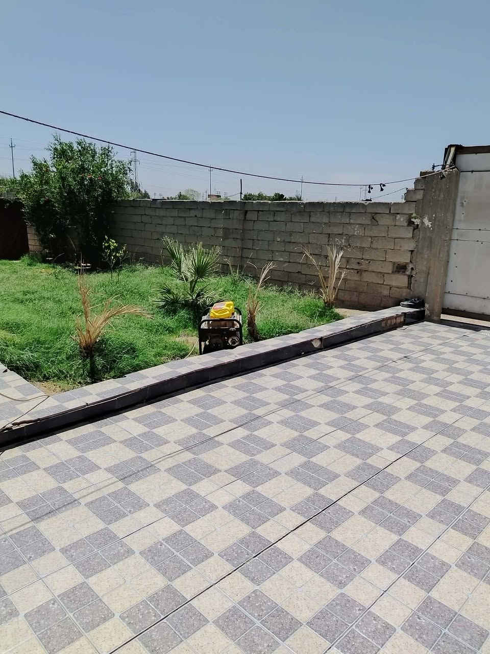 بيت للبيع في حي اصناعي يبعد عن الشارع العام 100متر بناء جديد غرفتين اوصاله ومطبخ وبراني وكراج وحديقه سعر 40او بي مجال اتصل، ***********
