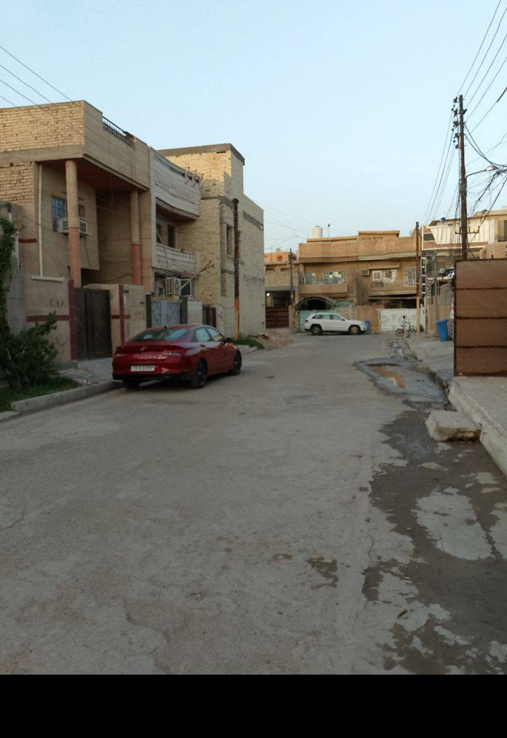 السلام عليكم بيت للبيع بسعر مناسب في منطقة شهداء البياع محلة 869 البيت مسلح يحوي اربع غرف نوم كبيرة وهول وصالة كبيرة جدا الصحيات عدد ثلاثة علما أن مساحة الدار 200 متر مربع الواجهة 10 ونزال 20 و الدار فلان جاهز للسكن و الشارع نضيف جدا الاستفسار *********** الاتصال
