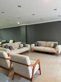 عندي هذا التخم جديد اشتريته كُلش قوي  دااريد ابيعه واسوي غرفة الضيوف  ...