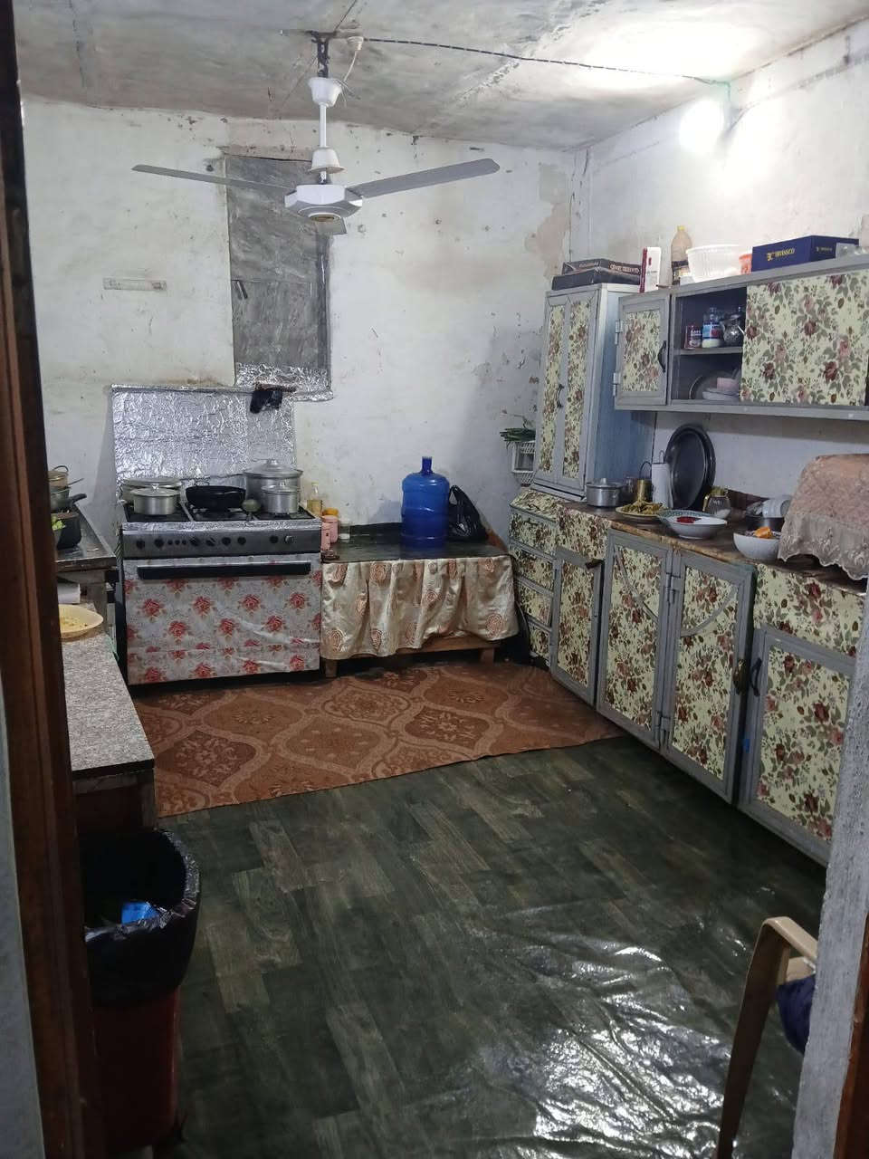 السلام عليكم  دار للبيع المساحه ١٨٦ متر طابو صرف مداور ثاني يوم وره الإطفاء القديمه علما البيت عكاده *********** .***********
السعر 90 وبي مجال الشراي فقط يتصل
