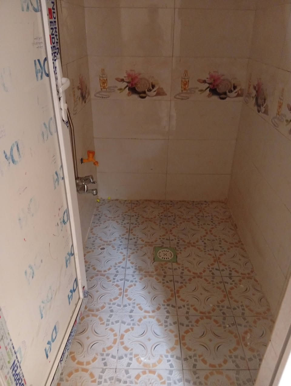 بيت إيجار 64 متر طابق واحد يحتوي على غرفه وصاله ومطبخ وحمام وطارمه العنوان كربلاء المقدسة خلف مستشفى ابو مهدي المهندس قرب مدينة ألعاب ضوء القمر الاتصال على الرقم التالي ***********
