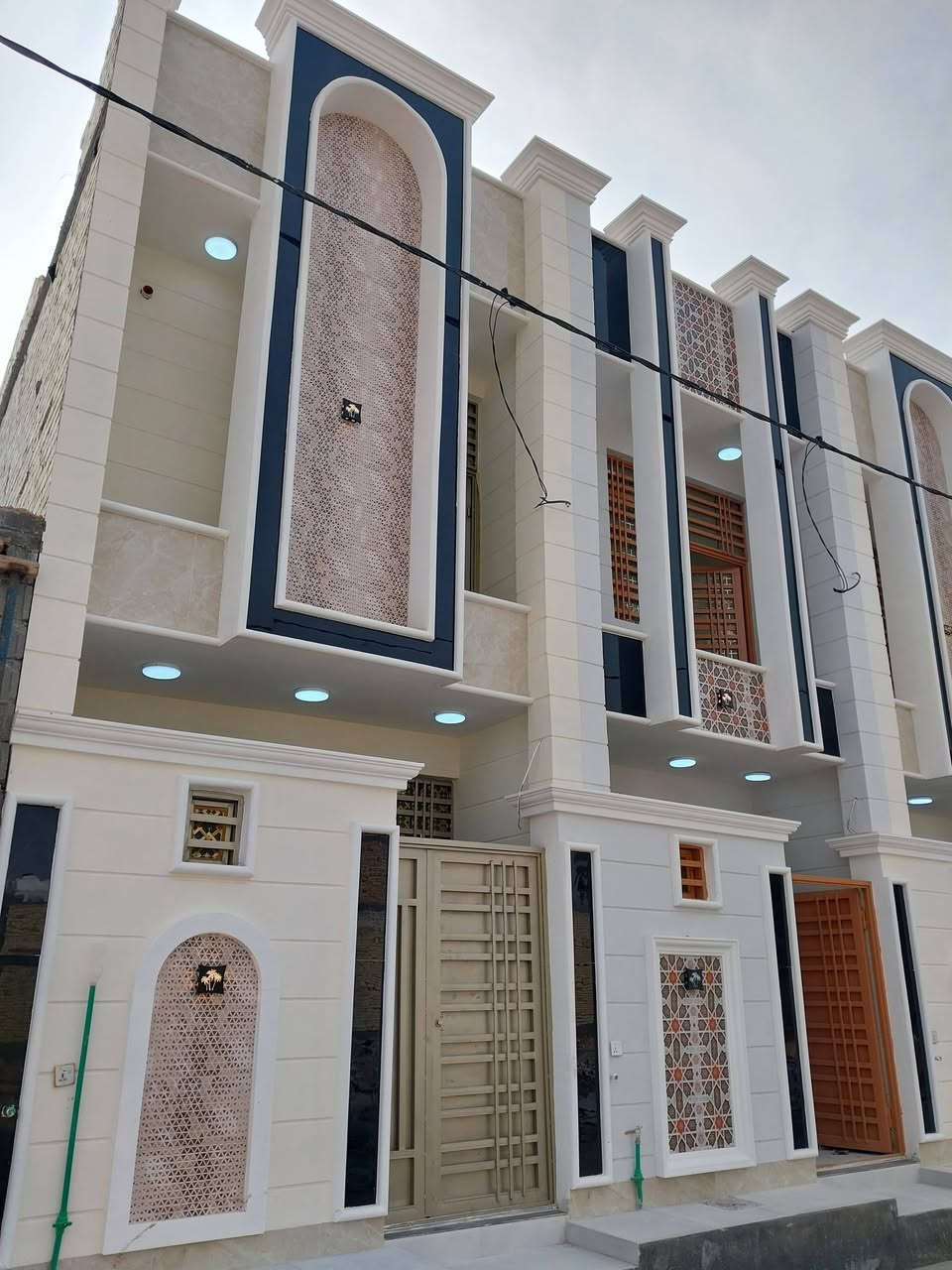 #اللهم صل على محمد وال محمد 
بيوت عدد ٢ للبيع واحد بصف الاخر ..بالجاير قرب أسواق برتقاله ملحق مجمع ذلفقار السكني خدمات كامله....
كل بيت مساحه 50م طابق ونص بي ٢ غرف نوم وستقبال طابوق جمهوري صب كونكريت مسلح خباطه مركزيه ...البيوت فول الفول واحد عل واحد..والسعر شبه البلاش ....
سعر البيت الواحد ٦٨ مليون ......
***********
