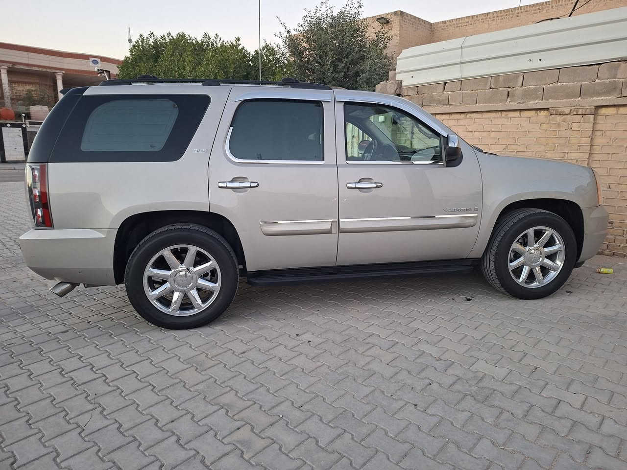 السلام عليكم 
يوكن GMC  مديل ٢٠٠٩ SLT 
سياره خليجي كفاله عامه من كل شي  لون شمباني  مكينه  كير تبريد حداده كهربايات سياره جاهزه خير من الله ماتصرف عليها دينار  رقم بصره  انكليزي بسمي  الاتصال  بالرقم  ***********
