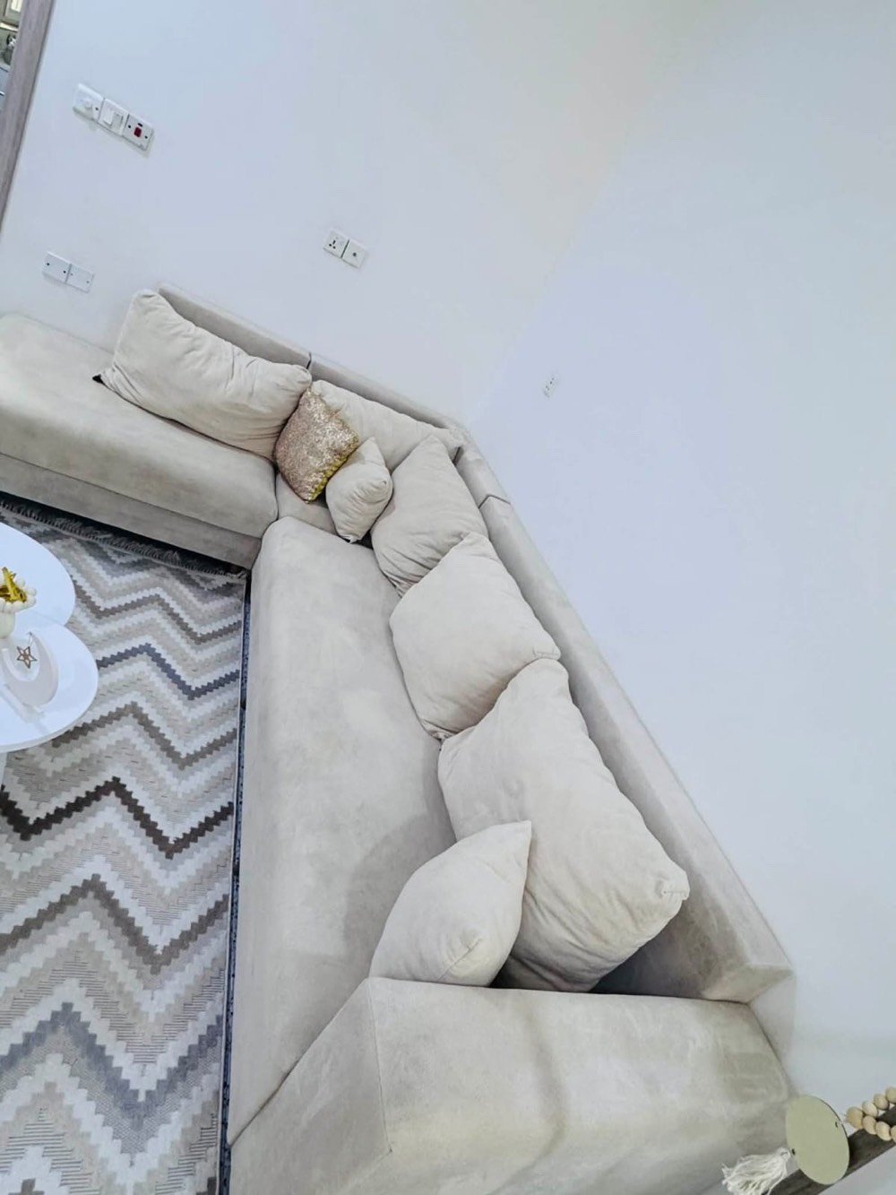 ديوان 5 امتار مع كوشات استعمال قليل جداً بدون ضرر 
المكان حي العامل