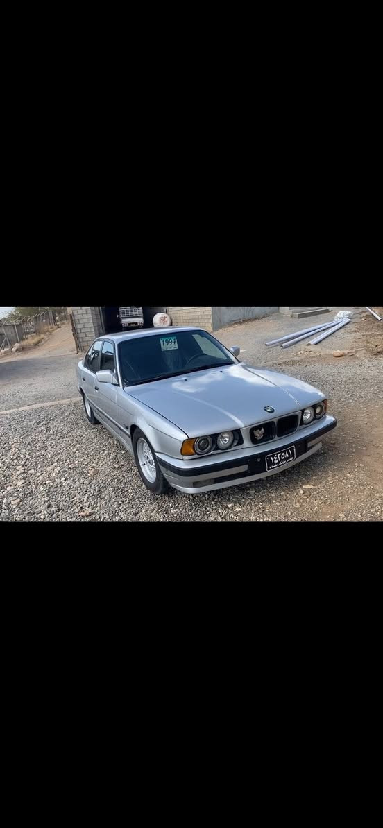 سەرەتا بەناوی خوا سلاو هاو رێیان ئەم bmwهەیە بۆ فرۆشتن مۆدێل 1993 
ئارم بووه به لام ئارمه كه ي بزربومه به حولج ده ي فروشم كه فيليمالي مه ده ني 
هاته ٦٠سال تر
مەکینە 520کەپسە گێر عادیە دوجام کارەبا پێش پانە لایت ئەلقەیە چوار تایەو ویل لۆکم بۆ بەستوە گێرو مەکینە بەشرت سەرف دوکەڵ بوخار نیە بەشەرت ١٠٠٠فیتەر بيليدارم سه ياوه كه مه سروفي زوري تياكراوه هه ر عه يبي كو سه ت دوولار بشكينه بو  زايناري زياتر ژما***********
***********
