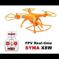 الطائرة (Body): درون رباعي المراوح (Quadcopter) بلون برتقالي زاهٍ، مزو...